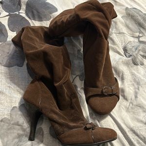 brown boots never worn. Can be worked scrunched or all the way up.